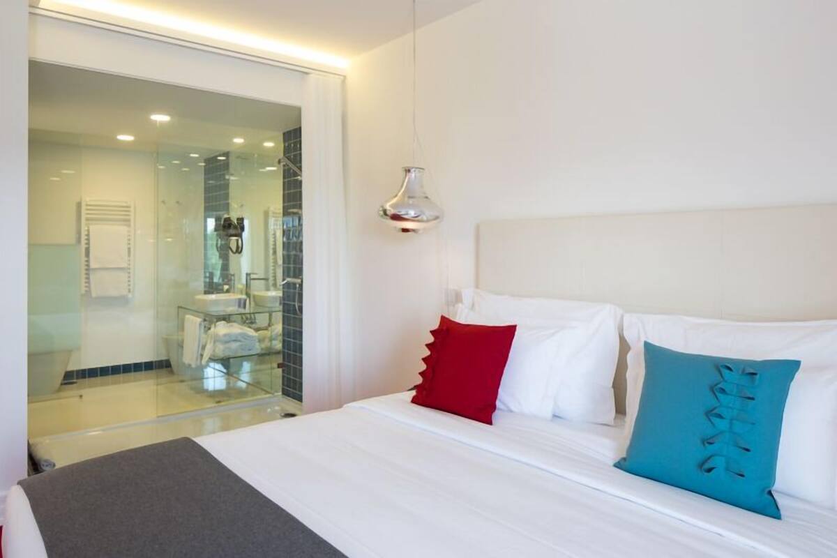 In-room safe, soundproofing, WiFi (free), bed sheets