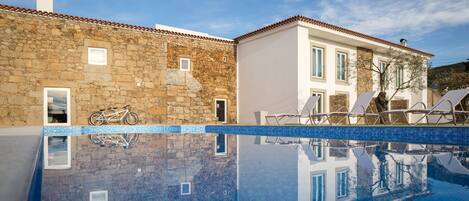 Piscina stagionale all'aperto, ombrelloni da piscina, lettini