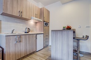 Appartement Deluxe, 1 chambre, terrasse, vue ville | Coffres-forts dans les chambres, bureau, chambres insonorisées