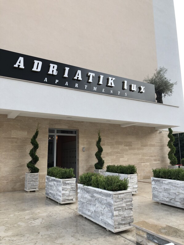 Un edificio moderno con un letrero que dice 'ADRIATIK LUX APARTMENTS'.