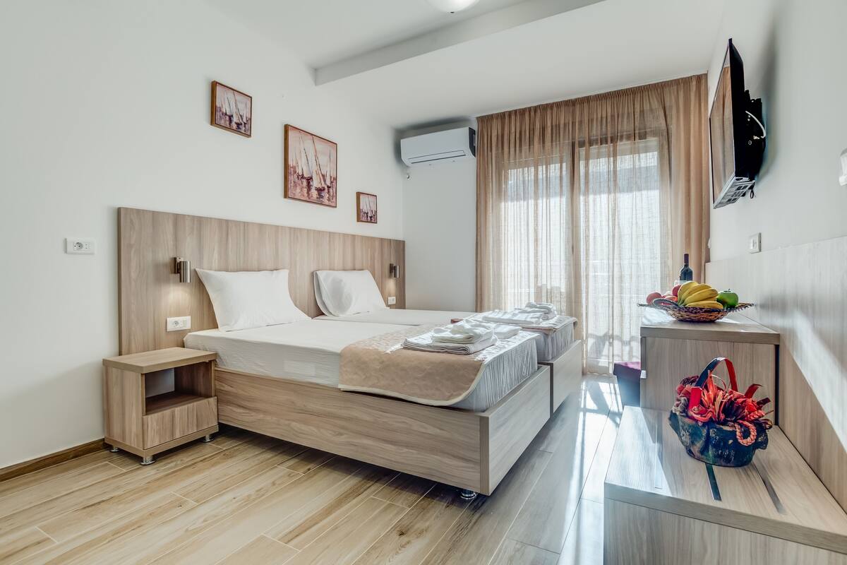 Apartamento, 1 quarto, terraço, vista para a cidade | Cofres nos quartos, escrivaninha, quartos à prova de som
