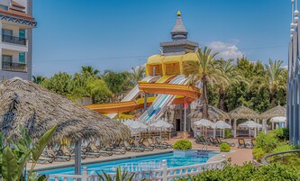 Una piscina techada, 6 piscinas al aire libre, sombrillas