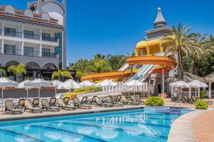 Una piscina cubierta, 6 piscinas al aire libre, sombrillas