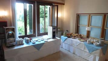 Free daily buffet breakfast