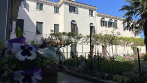 A building with multiple windows and a balcony. - Casa Caburlotto (Venice)