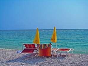 شاطئ خاص، مظلات الشاطئ، بار على الشاطئ