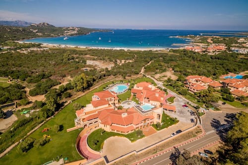 Beach nearby, white sand, sun-loungers, beach towels