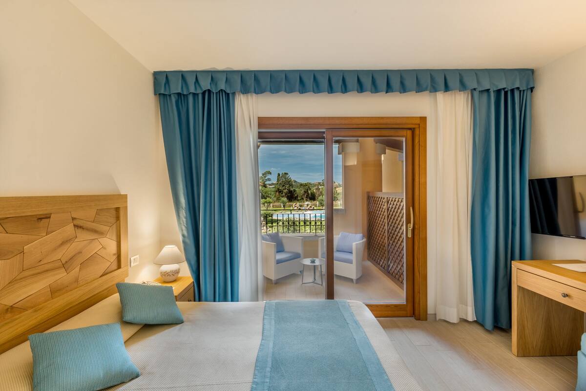 Superior Double Room | Minibar, in-room safe, desk, blackout drapes