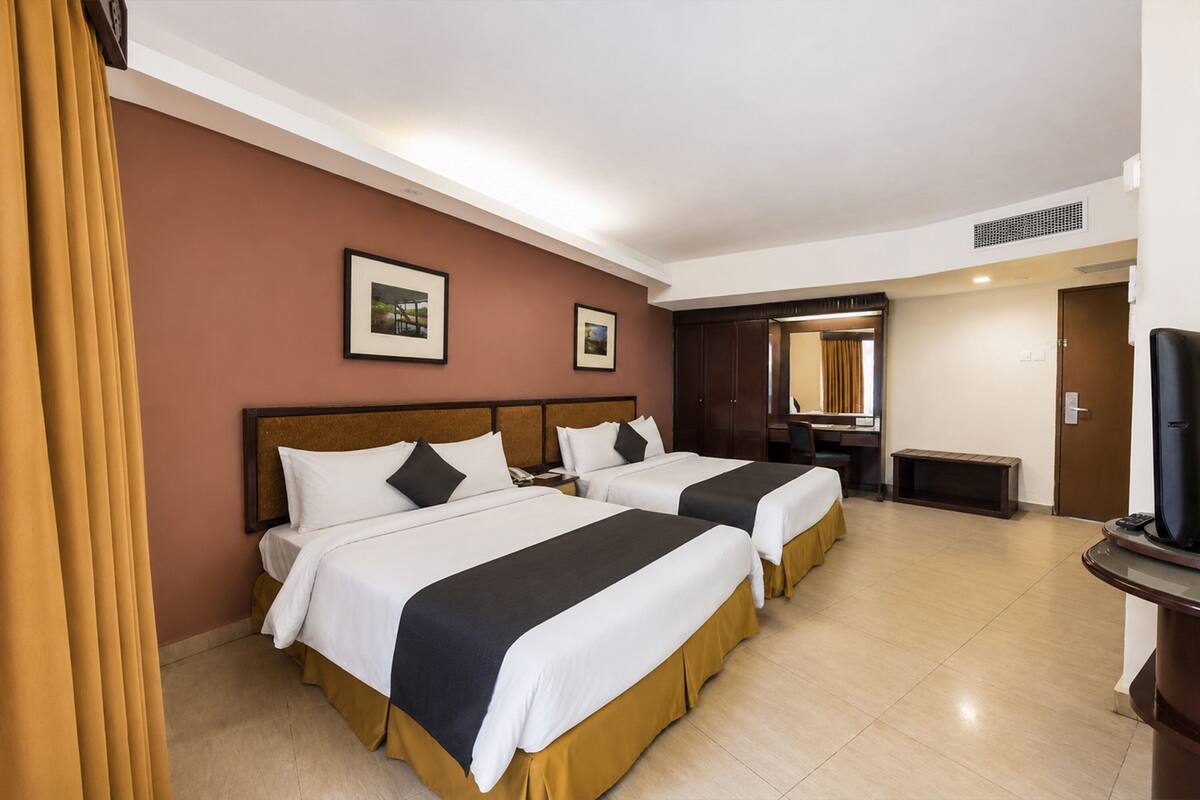 Executive Suite | Minibar, desk, soundproofing, iron/ironing board (on request)