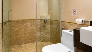 Executive-Suite (Family) | Badezimmer | Dusche, Haartrockner, Bidet, Handtücher