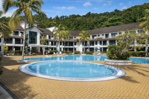 Outdoor pool, pool umbrellas, sun loungers - Sunday Kuantan Near Cherating Beach Formerly Residence Inn (Cherating)