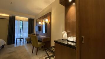 Standard Room 2 Single Beds | Minibar, desk, iron/ironing board, rollaway beds