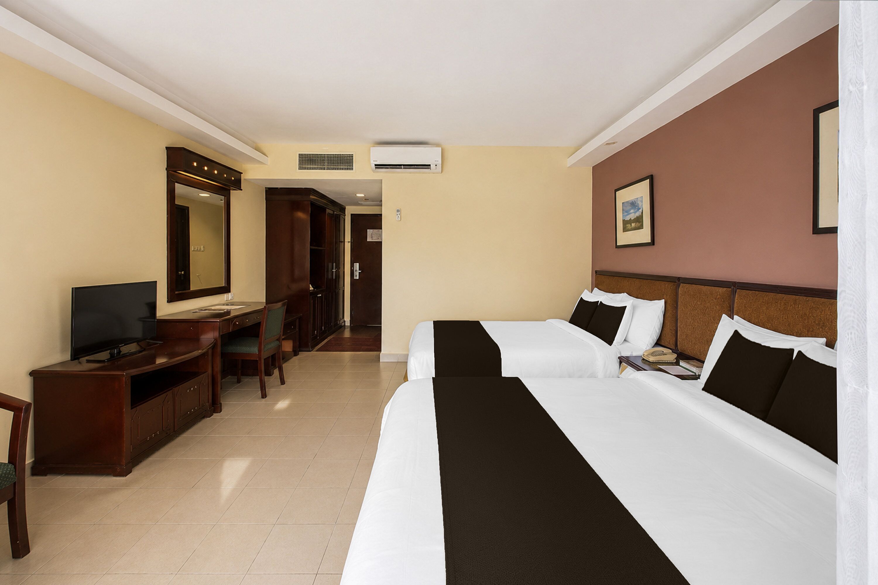 Suite Triple | Minibar, desk, soundproofing, iron/ironing board (on request)