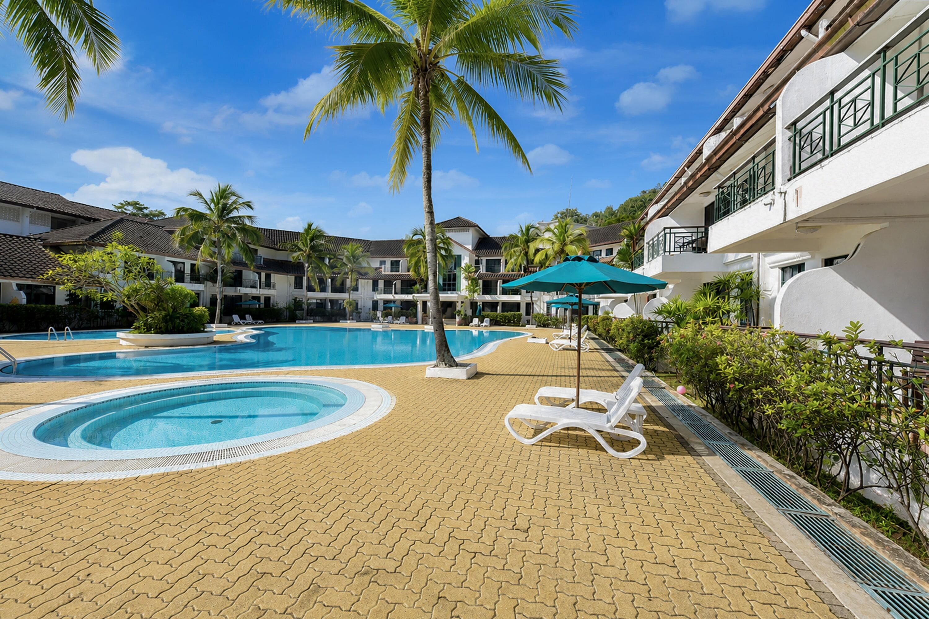 Piscina externa, guarda-sóis, espreguiçadeiras
