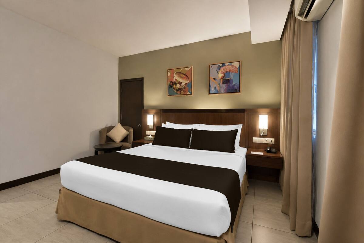Deluxe King | Minibar, desk, soundproofing, iron/ironing board (on request)