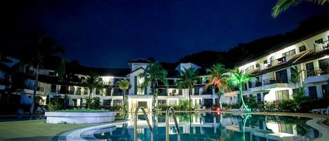 Outdoor pool, pool umbrellas, sun loungers