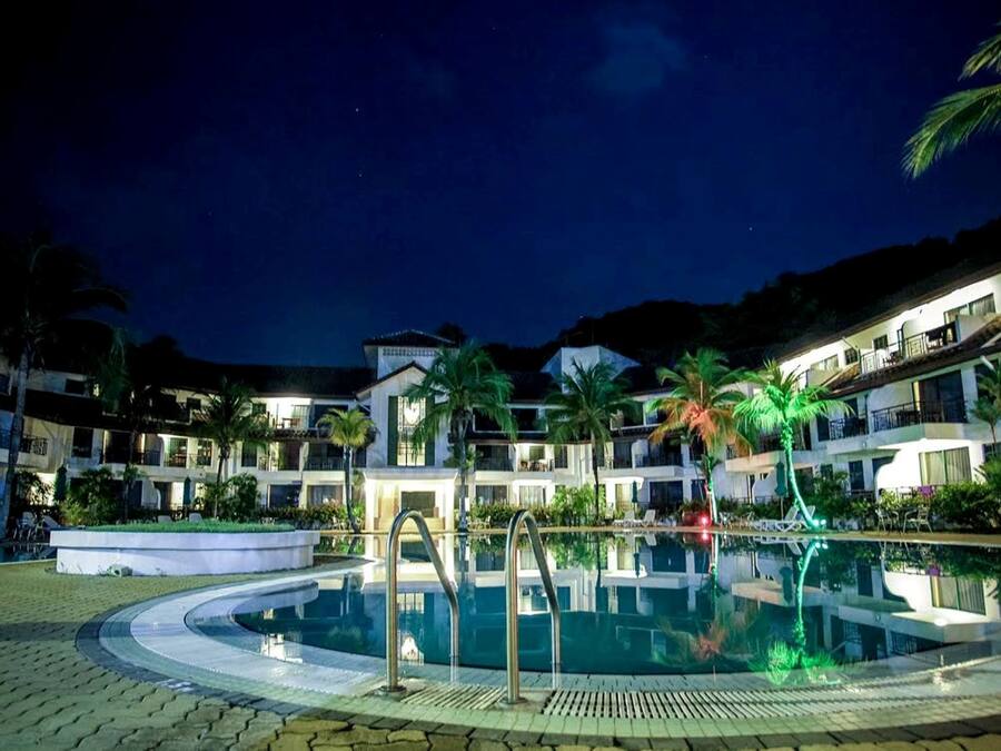 Een buitenzwembad, parasols voor strand/zwembad