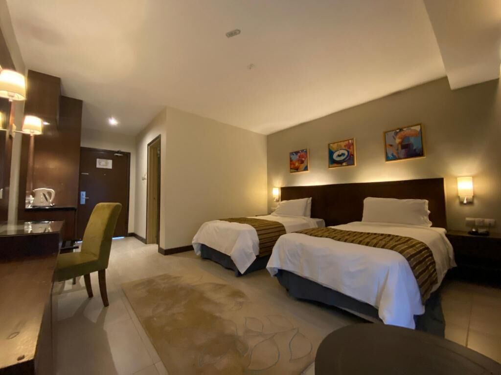 Minibar, escritorio y tabla de planchar con plancha 