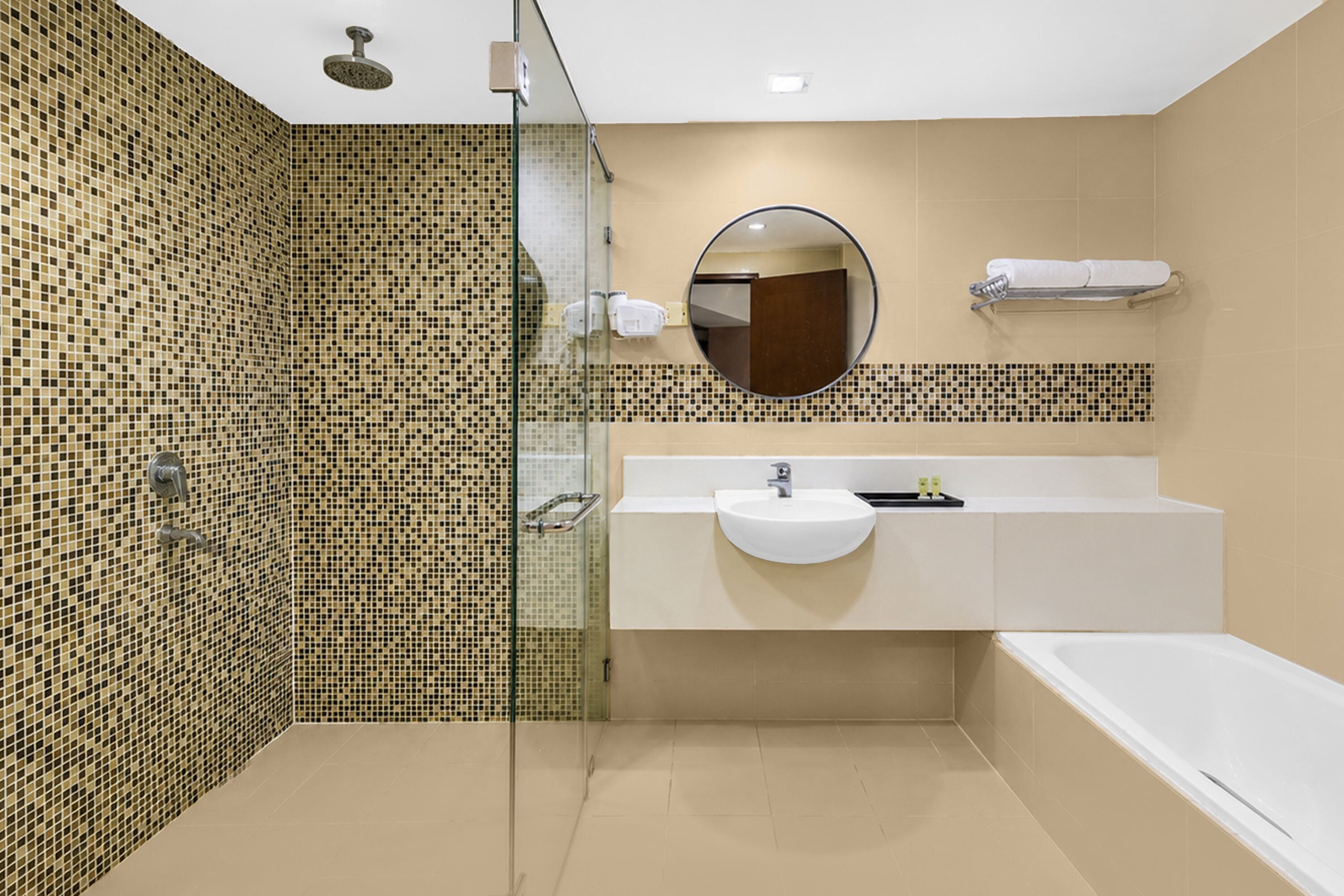 Deluxe King | Bathroom | Shower, hair dryer, bidet, towels