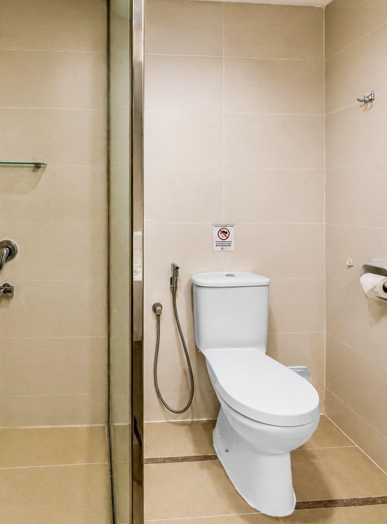Deluxe-Dreibettzimmer (Malaysia) | Badezimmer | Dusche, Haartrockner, Bidet, Handtücher