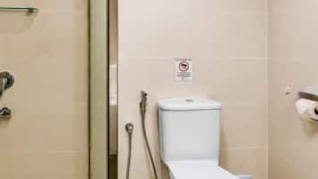 Deluxe-Dreibettzimmer (Malaysia) | Badezimmer | Dusche, Haartrockner, Bidet, Handtücher