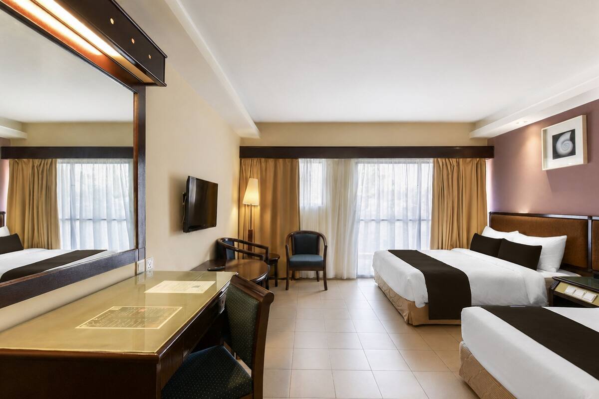 Malaysia Deluxe Triple | Minibar, desk, soundproofing, iron/ironing board (on request)
