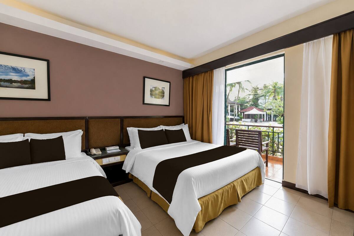 Suite Triple | Minibar, desk, soundproofing, iron/ironing board (on request)