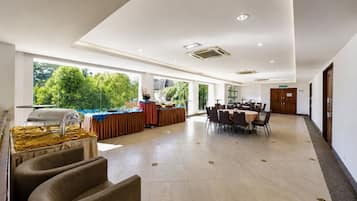 Desayuno buffet todos los días (con cargo)