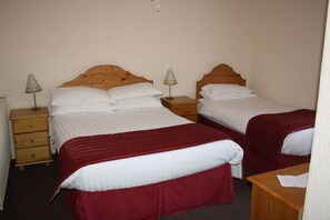 Standard dubbelrum eller tvåbäddsrum | Strykjärn/strykbräda och gratis barnsängar