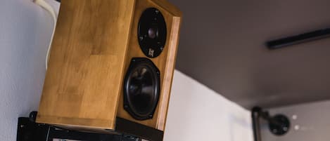 Un altavoz de madera fijado a la pared.