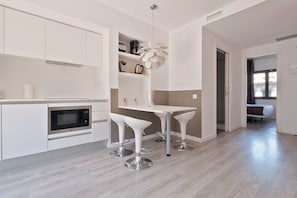 Appartement Majestueux | Cuisine privée | Grand réfrigérateur, micro-ondes, four, plaque de cuisson