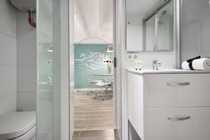 Douche, sèche-cheveux, serviettes fournies, savon