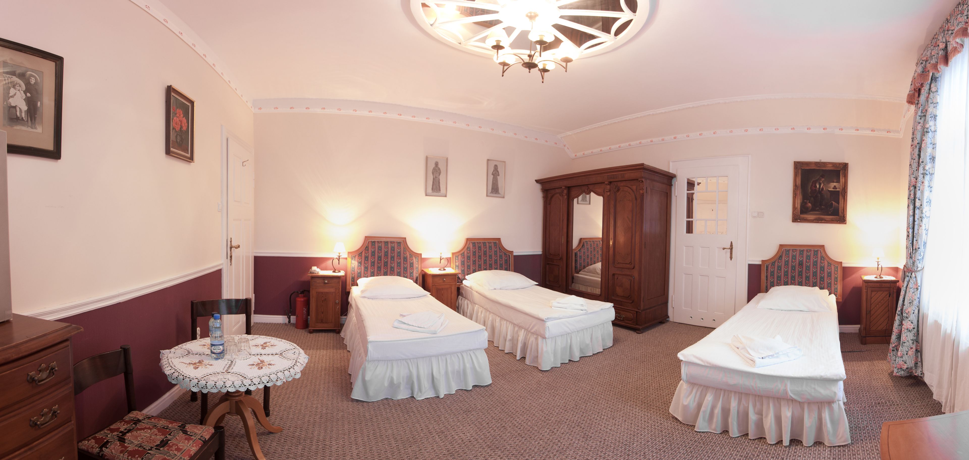 ห้องสแตนดาร์ดดับเบิลหรือทวิน | ตู้นิรภัยในห้องพัก, โต๊ะทำงาน, เตารีด/โต๊ะรีดผ้า