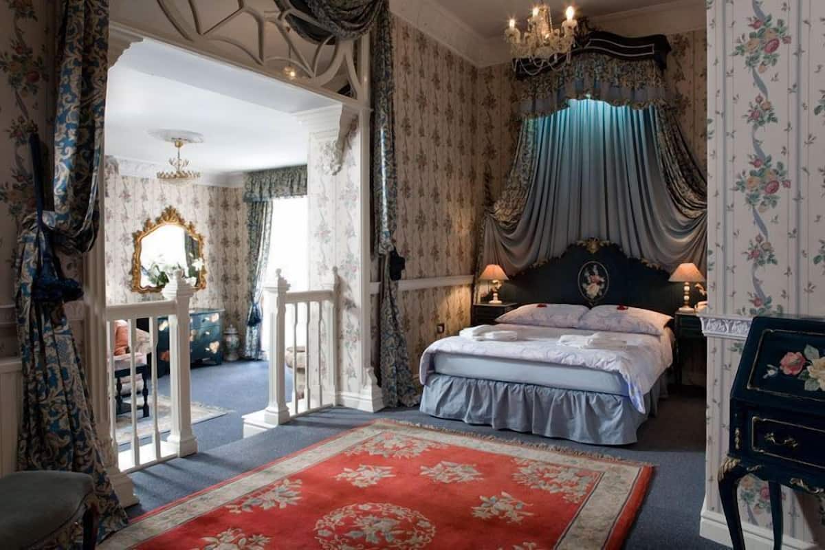 apartment | in-room safe, desk, iron/ironing board, free cots/infant beds