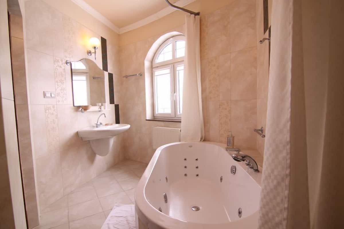 apartment | bathroom | free toiletries, hair dryer, towels