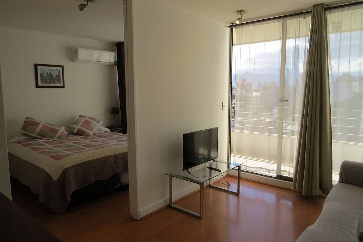 Tabla de planchar con plancha, wifi gratis y ropa de cama