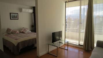 Tabla de planchar con plancha, wifi gratis y ropa de cama