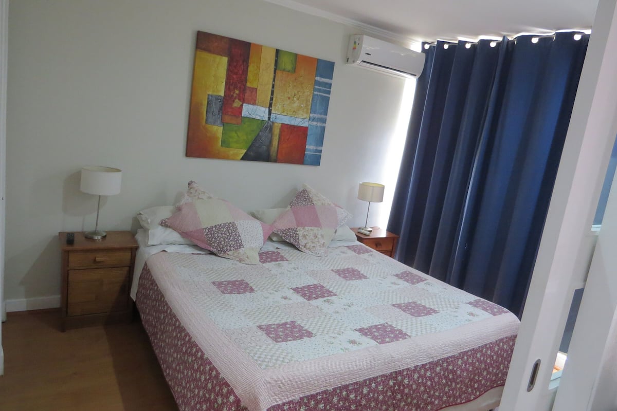 Tabla de planchar con plancha, wifi gratis y ropa de cama
