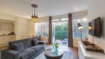 Apartamento (Ground Floor + Terrace) | Roupas de cama antialérgicas, frigobar, cofres nos quartos, escrivaninha