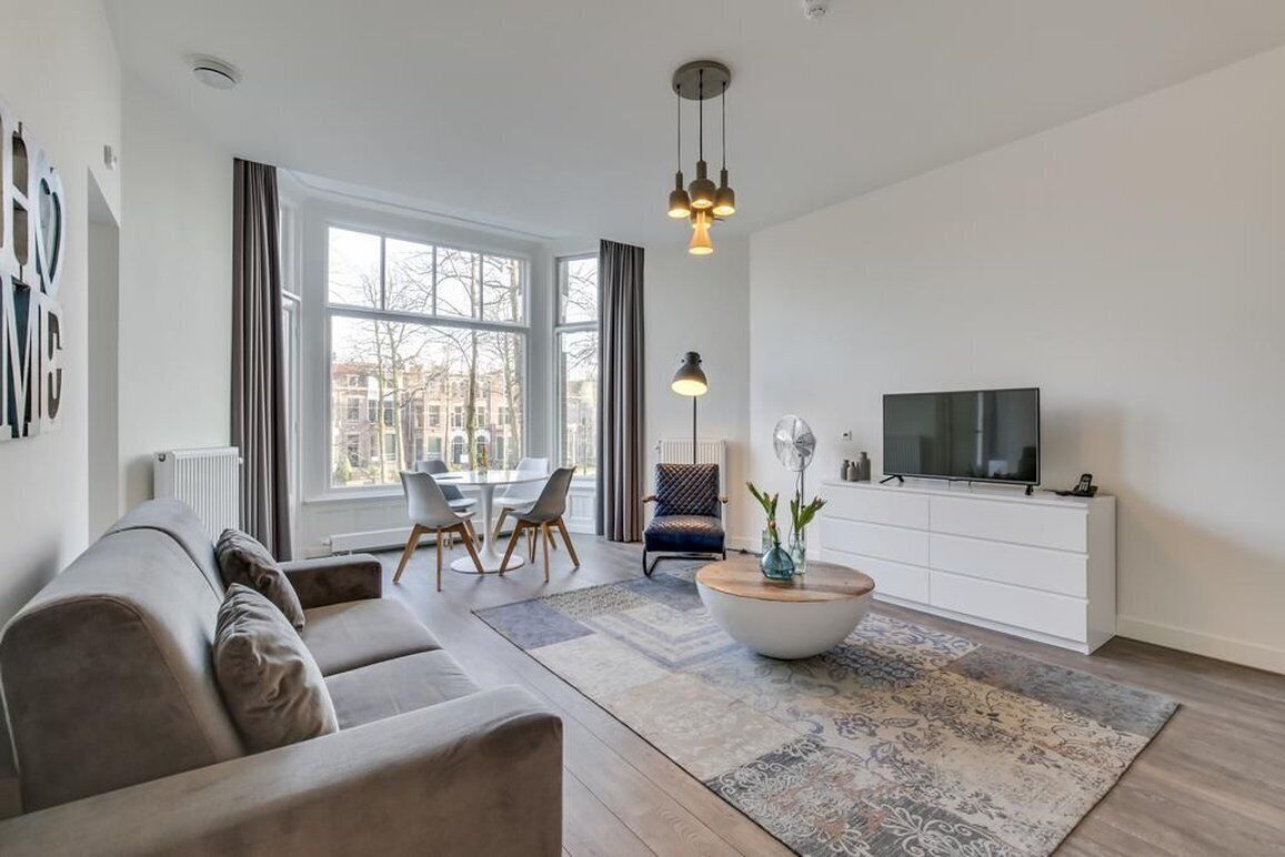 คอมฟอร์ทอพาร์ทเมนท์ | เครื่องนอนป้องกันสารก่อภูมิแพ้, มินิบาร์, ตู้นิรภัยในห้องพัก, โต๊ะทำงาน