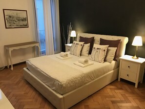 Phòng đôi (External Private Bathroom) | Bộ đồ giường cao cấp, minibar, két bảo mật tại phòng, bàn 