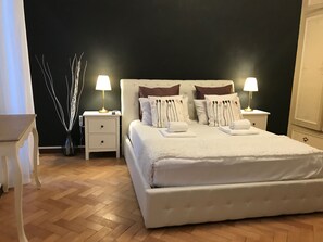 Phòng đôi (External Private Bathroom) | Bộ đồ giường cao cấp, minibar, két bảo mật tại phòng, bàn 