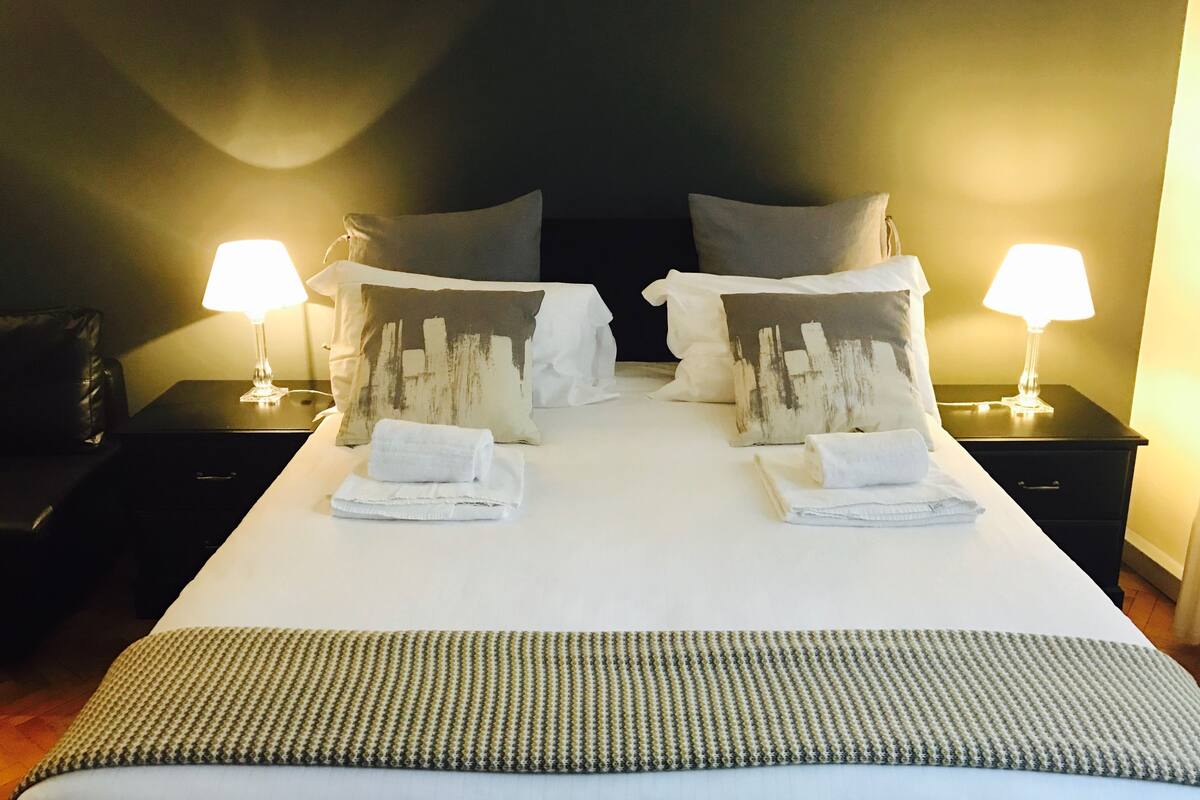 Premier Double Room, Private Bathroom, Canal View | Premium bedding, minibar, in-room safe, desk