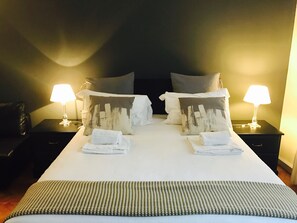 Chambre Double « Premier », salle de bains privée, vue canal | Literie de qualité supérieure, minibar, coffres-forts dans les chambres