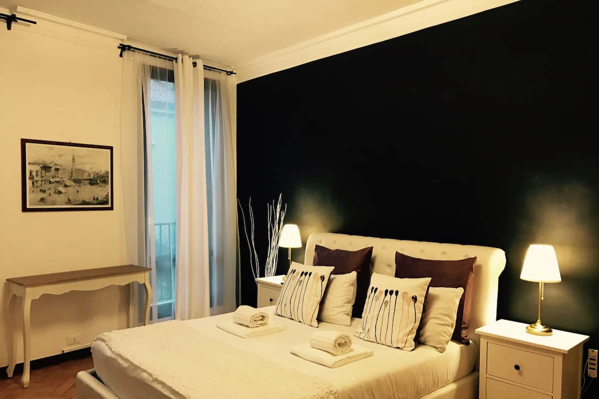 Tweepersoonskamer (External Private Bathroom) | Luxe beddengoed, een minibar, een kluis op de kamer, een bureau