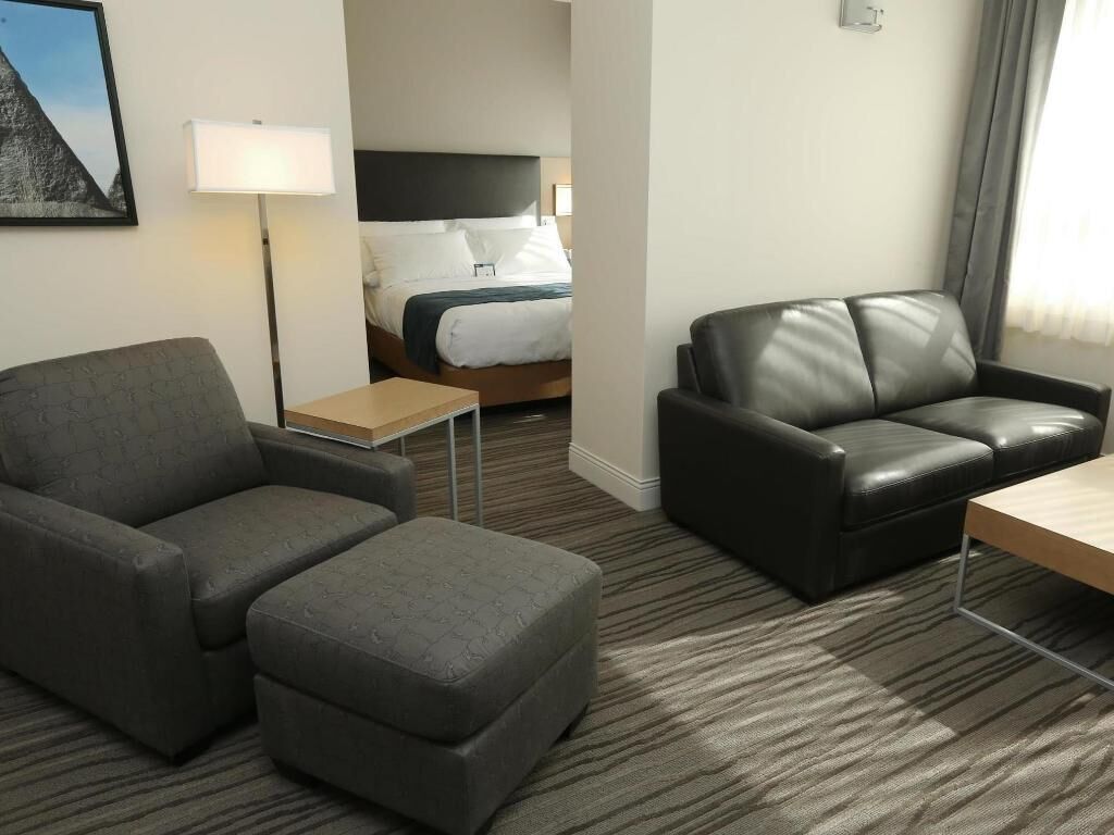 Premium bedding, in-room safe, desk, laptop workspace