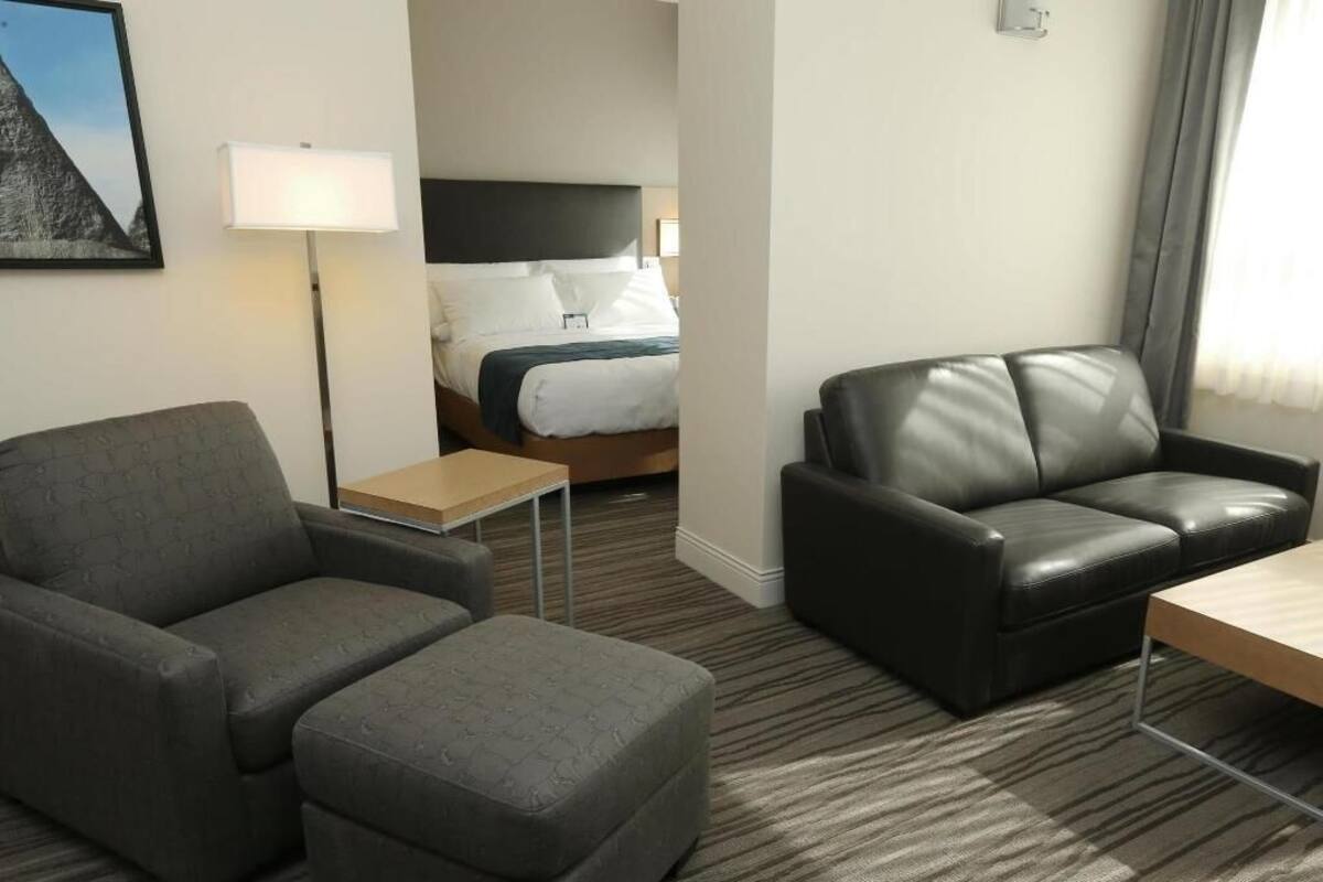 Premium bedding, in-room safe, desk, laptop workspace
