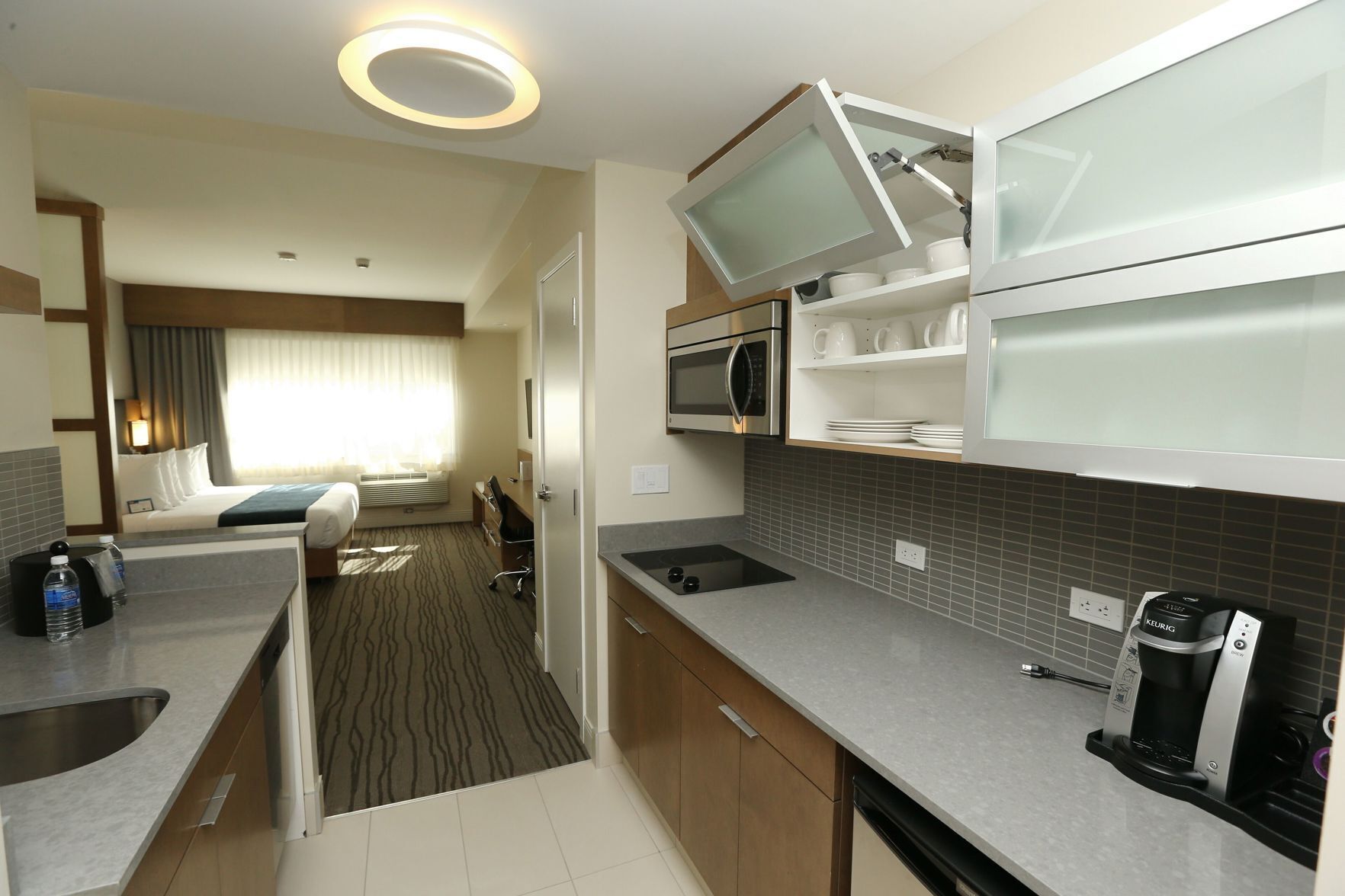 Private kitchen | Mini-fridge, microwave, coffee/tea maker