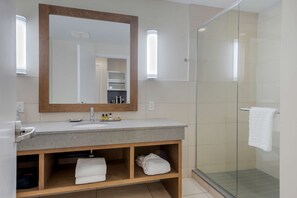 Regadera, amenidades de baño gratuitas, secadora de cabello, batas 