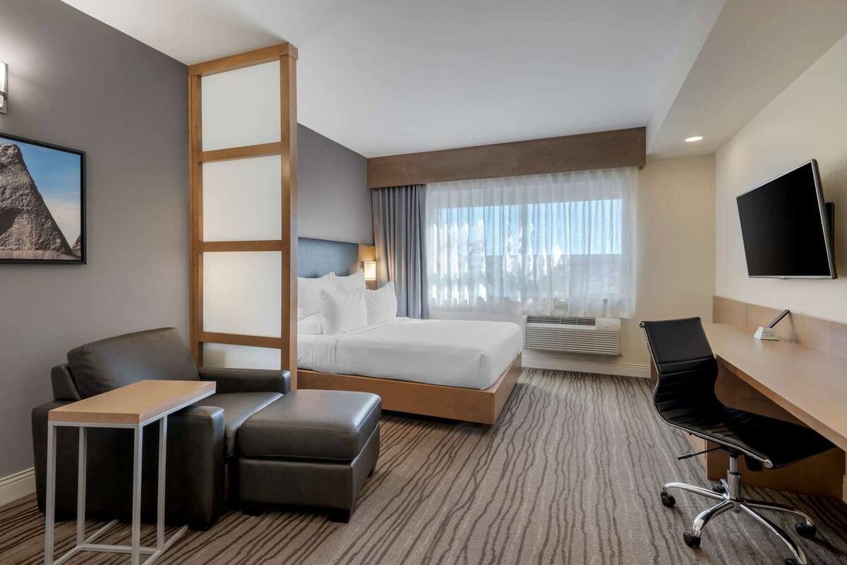 Premium bedding, in-room safe, desk, laptop workspace